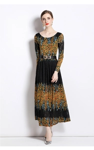Detalle de vestido largo de encaje floral con manga larga y cinturón negro a juego incluido