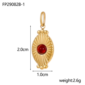 Gouden roestvrijstalen ovale hanger met radiale textuur en een rode edelsteen