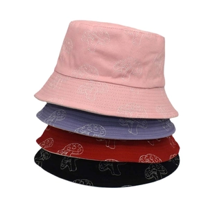 Empilement de bobs brodés de champignons en rose, violet, rouge et noir