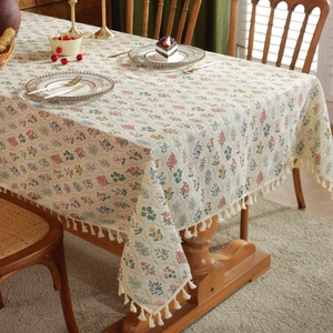 Franse retro rechthoekige bloemen tafelkleed met franjes op een beige linnen ondergrond