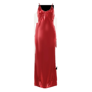 Détail du tissu brillant métallique rouge sur une robe ajustée à fines bretelles