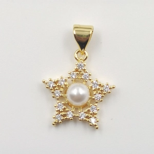 Pendentif étoile doré élégant avec perle centrale et incrustation de pierres zircons