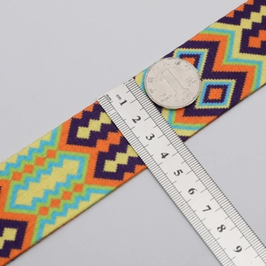 Tracolla etnica geometrica per borsa con righello che mostra la larghezza di 4 cm