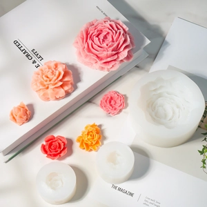 Detail van florale siliconen mallen en meerlagige pioenroos zeepjes in verschillende kleuren