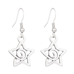 Gros plan détaillé de boucles d'oreilles étoiles évidées en argent avec spirale