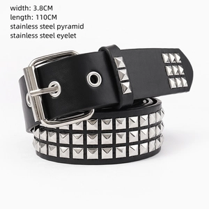Détail de la ceinture punk de 3,8 cm avec trois rangées de clous pyramides en inox