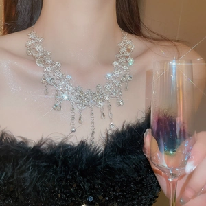 Gros plan sur le collier à pompons fleurs étincelantes et cristaux pour événements chic