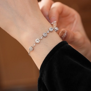 Gros plan d'un bracelet en argent 925 avec pendentif zircon géométrique sur le poignet