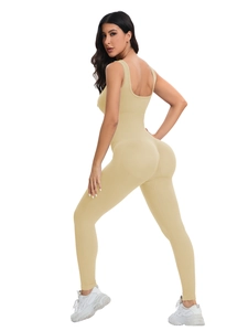 Détail de la combinaison de sport beige montrant la coupe sans couture et le tissu