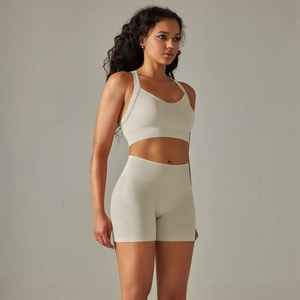 Détail du tissu en maille côtelée sans couture sur l'ensemble short et brassière yoga