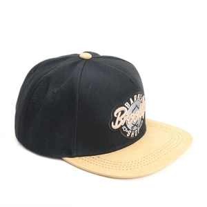 Détail de la broderie Brooklyn Barber Shop sur casquette snapback noire et kaki