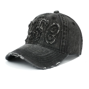 Détail de la casquette de baseball en denim gris avec patch brodé LIFE usé