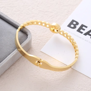 Golden hollowed spring bangle with hollow link texture and round buckle design
