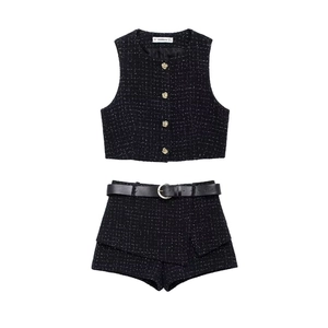 Femme Élégante Tweed Noir Gilet Sans Manches Et Shorts Avec Ceinture Boutons Rose Dorés Style Vintage