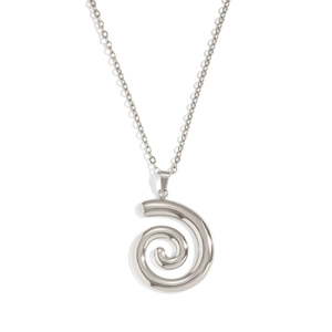 Gros plan détaillé d'un collier pendentif spirale argenté au fini métallique poli