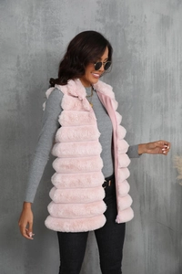 Détail du gilet en fausse fourrure rose avec fermeture éclair et texture pelucheuse
