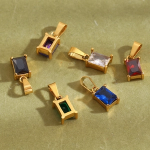 Vue macro de pendentifs rectangulaires en zircone colorée avec placage en or 18 carats