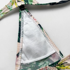 String femme en soie glacée à taille basse avec imprimé de plantes tropicales vert et jaune