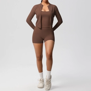 Ensemble de yoga 3 pièces marron foncé avec veste zippée, brassière et short taille haute