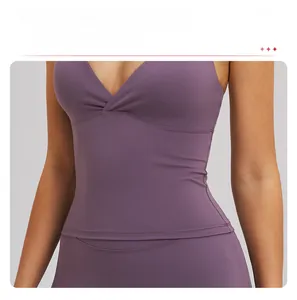 Détail du débardeur de yoga violet montrant le col en V et la texture du tissu brossé extensible