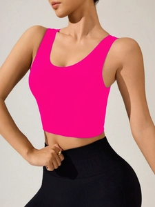 Détail du soutien-gorge de sport rose vif à col en U avec legging de yoga noir à taille haute