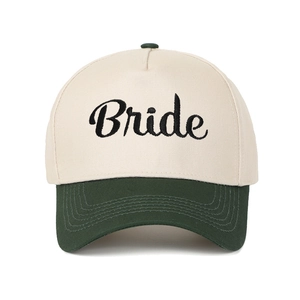 Dettaglio macro del ricamo nero Bride su un cappello bicolore in tela di cotone