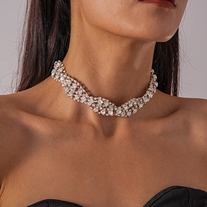 Dettaglio della collana girocollo a spirale con strass argentati su collo di modella