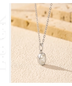 Détail macro du pendentif moissanite 1 carat sur chaîne en argent sterling S925 pour femme