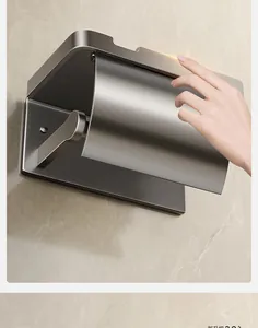 Detail eines smarten Toilettenpapierhalters mit LED-Sensor und grauem gebürstetem Finish