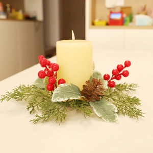 Ghirlanda di candele natalizie con candela LED, bacche rosse, aghi di pino e pigne