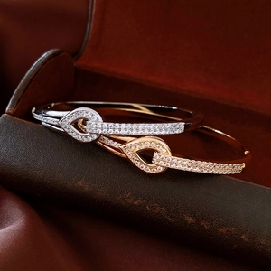 Détail de bracelets à boucle goutte d'eau plaqués or 18K avec pavé de zircons cubes