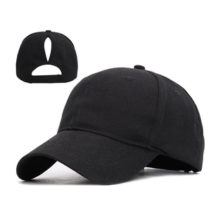 Detail der Pferdeschwanz-Öffnung auf der Rückseite dieser schwarzen Sport-Baseballkappe