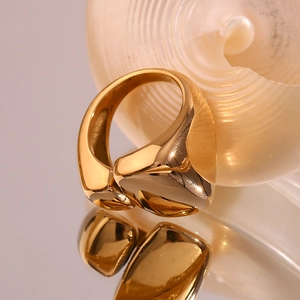 Gros plan de la bague géométrique ouverte en acier inoxydable plaqué or 18 carats