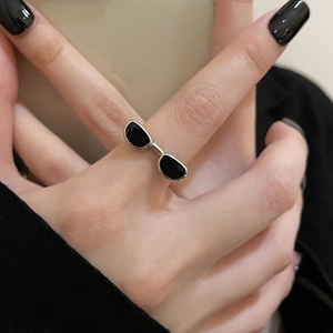 Bague lunettes de soleil Y2K en argent avec émail noir et anneau ajustable