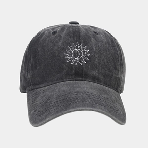 Détail de la casquette de baseball grise délavée vintage avec broderie tournesol blanche