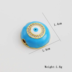 Vue macro du pendentif oeil bleu de 1,4 cm avec émail et incrustation de zircon