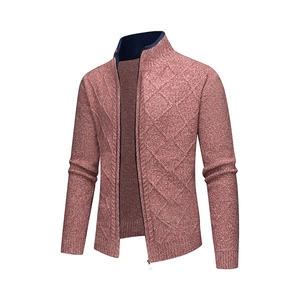 Detail der rotbraunen Strickjacke mit Rautenmuster und dunkelblauem Innenkragen-Reißverschluss