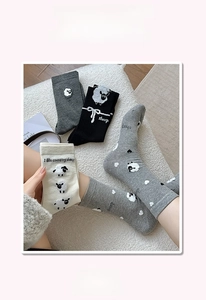 Détail du bord-côte élastique sur les chaussettes en coton avec motif de mouton mignon