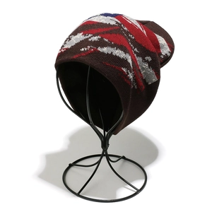 Detalle del gorro de punto vintage con patrón de bandera y textura gruesa de lana
