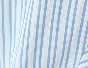 Vista macro del tessuto della camicia traspirante a righe verticali blu e bianche