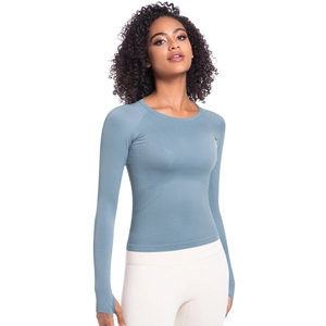 Dettaglio della maglia sportiva blu a maniche lunghe con maniche raglan e fori per i pollici