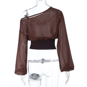 Detail der braunen One-Shoulder-Bluse mit Puffärmeln und geripptem Taillenbund