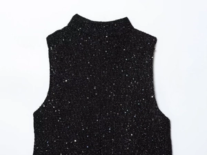 Detaillierte Makroansicht des schwarzen Paillettenstoffs eines ärmellosen Mini-Kleid-Oberteils