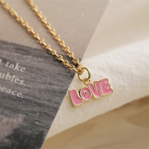 Collier chaîne croix dorée de style français avec pendentif LOVE en émail rose pour femme