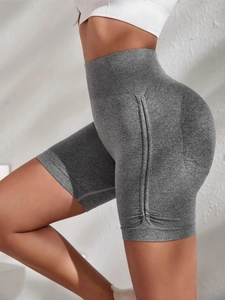Detail der nahtlosen High-Waist-Yoga-Shorts mit geraffter Textur und grauem Melange-Stoff