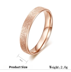 Détails d'une bague mate en or rose 4mm montrant le poids de 2,0g et les dimensions