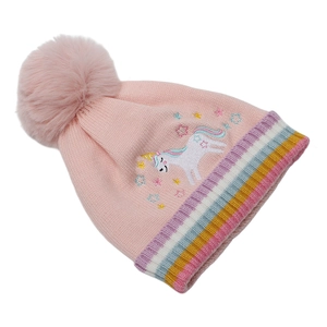 Détail du bonnet licorne rose avec bord rayé coloré et pompon en fausse fourrure douce