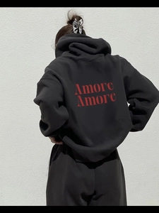 Μαύρο oversized φούτερ με κόκκινο τύπωμα AMORE AMORE σε στυλ μόδας δρόμου