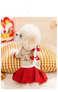 Détail de robe de Nouvel An pour chien avec jupe en tweed rouge et col en fausse fourrure