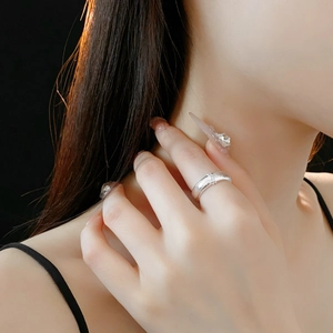 Dettaglio dell'anello in zircone argento con texture spazzolata sul dito di donna